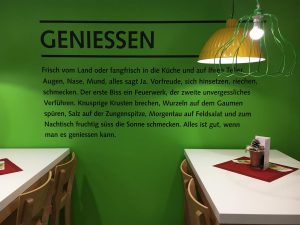 re_kreation entwickelt einen Textinstallation im Migros Restaurant Basel